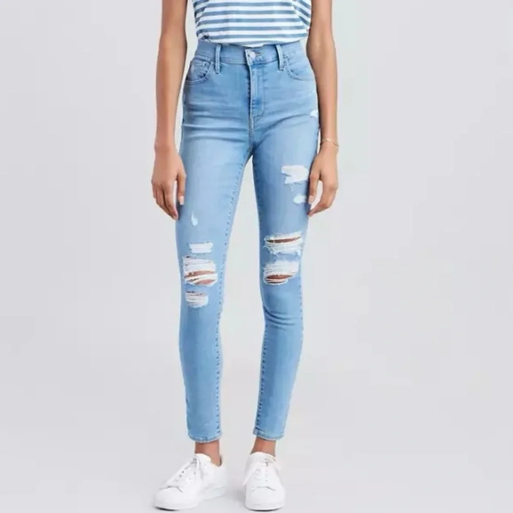 Levi's 720 High Rise Super Skinny Light Wash Distressed Raw Hem Jeans‎ Size 31